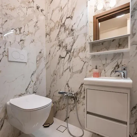Апартаменты Poolside Retreat - Sea View & Calm Escape - Pearl